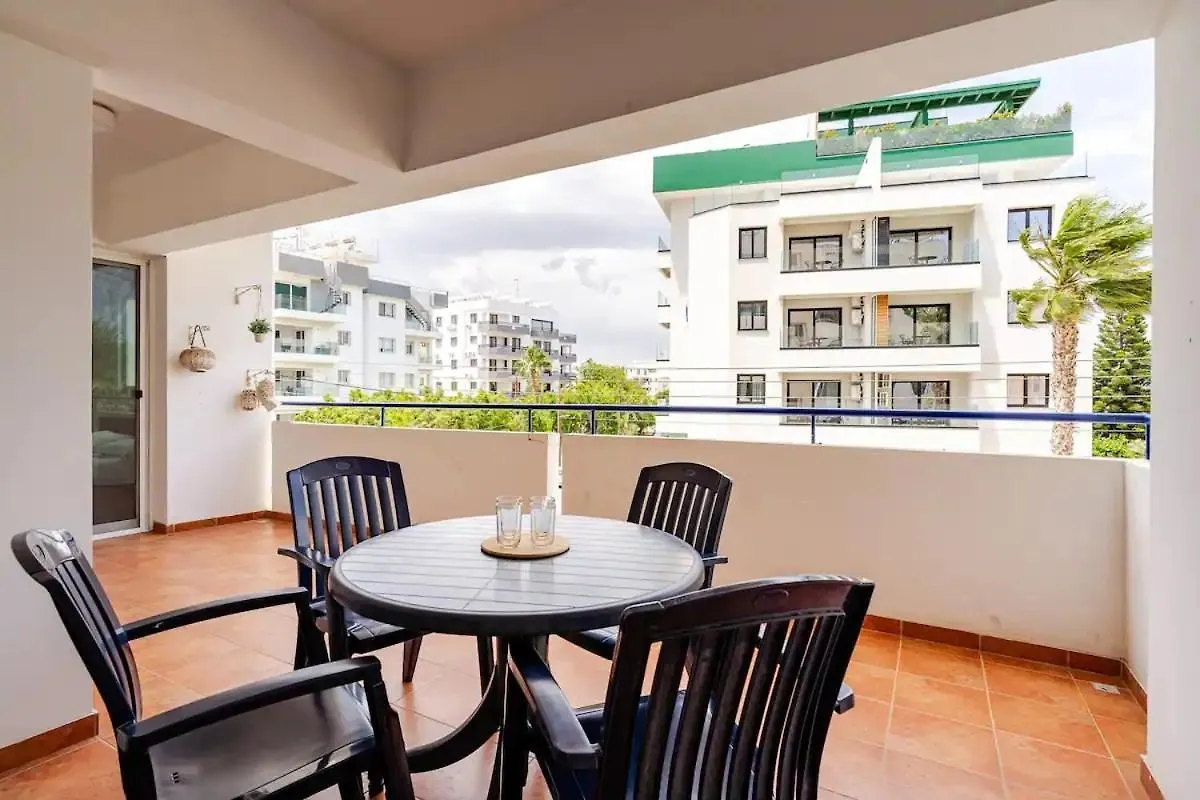 Carisa Downtown With Rooftop Pool Larnaca